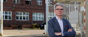 Helge Heidemeyer, ab 2020 neuer Leiter der Stasi-Gedenkstätte Hohenschönhausen in Berlin. Fotografiert vor dem Eingang des ehemaligen Gefängnisses.

Foto: Mike Wolff