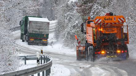 Ein Räumfahrzeug des Winterdienstes ist zwischen Langenenslingen und Friedingen auf der Schwäbischen Alb im Einsatz.