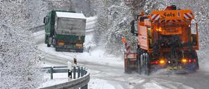 Ein Räumfahrzeug des Winterdienstes ist zwischen Langenenslingen und Friedingen auf der Schwäbischen Alb im Einsatz.