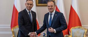 Politisch verfeindet, aber bei der Grenzsicherung einer Meinung: Polens nationalpopulistischer Präsident Andrzej Duda (links) und der liberale Regierungschef Donald Tusk. 