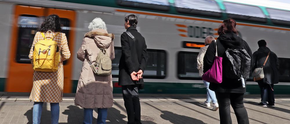 Einfahrt des RE1 im Potsdamer Hauptbahnhof.