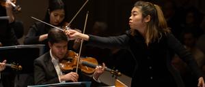 Impulsgeberin: Elim Chan dirigiert die Staatskapelle Berlin.