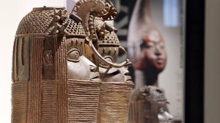 15.09.2022, Berlin: Zu Beginn einer Pressekonferenz vor der letzten Teileröffnung des Humboldt Forums stehen die sogenannten Benin Bronzen in den Ausstellungsräumen. Die Sammlungspräsentationen des Ethnologischen Museums und des Museums für Asiatische Kunst der Staatlichen Museen zu Berlin sind mit rund 20 000 Exponaten auf 16 000 Quadratmetern dann vollständig zu sehen. Foto: Wolfgang Kumm/dpa +++ dpa-Bildfunk +++