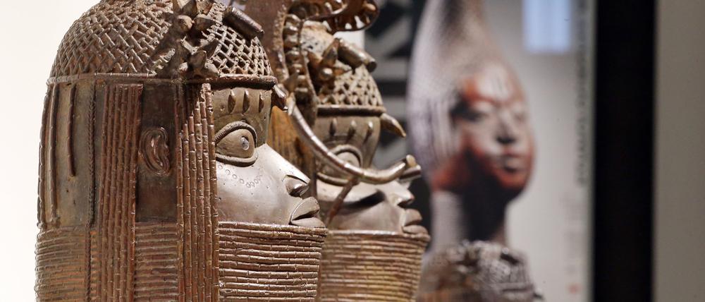 15.09.2022, Berlin: Zu Beginn einer Pressekonferenz vor der letzten Teileröffnung des Humboldt Forums stehen die sogenannten Benin Bronzen in den Ausstellungsräumen. Die Sammlungspräsentationen des Ethnologischen Museums und des Museums für Asiatische Kunst der Staatlichen Museen zu Berlin sind mit rund 20 000 Exponaten auf 16 000 Quadratmetern dann vollständig zu sehen. Foto: Wolfgang Kumm/dpa +++ dpa-Bildfunk +++