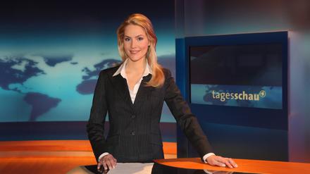Bildnummer: 52458507 Datum: 14.03.2008 Copyright: imago/Strussfoto
Fernsehmoderatorin Judith Rakers anlässlich eines Pressetermins im Fernsehstudio der ARD-Tagesschau in Hamburg, Personen , optimistisch , Highlight; 2008, Hamburg, Pressetermin, TV, Fernsehen, Moderator, Moderatorin, , Fernsehmoderator, , ARD, Sprecher, Sprecherin, lächeln; , quer, Kbdig, Einzelbild, Schriftzug, Logos, Randbild, People o0 Fotoshooting Judith Rakers 2008