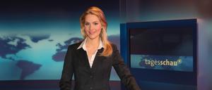 Bildnummer: 52458507  Datum: 14.03.2008  Copyright: imago/Strussfoto
Fernsehmoderatorin Judith Rakers anlässlich eines Pressetermins im Fernsehstudio der ARD-Tagesschau in Hamburg, Personen , optimistisch , Highlight; 2008, Hamburg, Pressetermin, TV, Fernsehen, Moderator, Moderatorin, , Fernsehmoderator, , ARD, Sprecher, Sprecherin, lächeln; , quer, Kbdig, Einzelbild, Schriftzug, Logos, Randbild, People o0 Fotoshooting Judith Rakers 2008