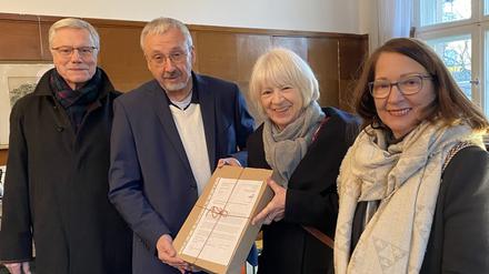 Übergabe des Einwohnerantrages „Lebendiger Kranold-Markt-Platz“ an René Rögner-Francke (CDU, zweiter von links), BVV-Vorsteher in Steglitz-Zehlendorf.