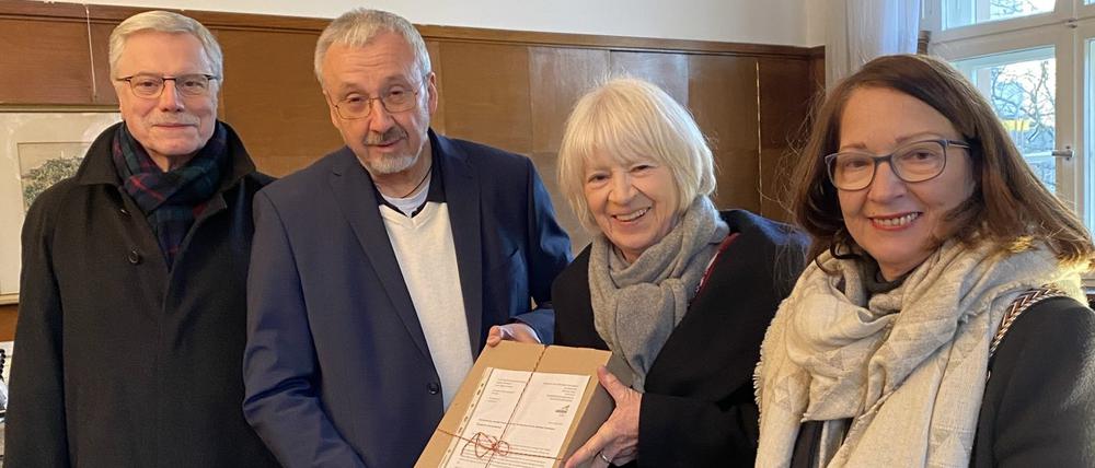 Übergabe des Einwohnerantrages „Lebendiger Kranold-Markt-Platz“ an René Rögner-Francke (CDU, zweiter von links), BVV-Vorsteher in Steglitz-Zehlendorf.