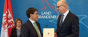 16.01.2024, Brandenburg, Potsdam: Dietmar Woidke (r, SPD), Ministerpräsident von Brandenburg, ernennt Thomas Götz (l) in der Staatskanzlei zum Staatssekretär im Brandenburger Ministerium für Soziales, Gesundheit, Integration und Verbraucherschutz. Links steht Ursula Nonnemacher (Bündnis 90/Die Grünen), Brandenburger Ministerin für Soziales, Gesundheit, Integration und Verbraucherschutz. Foto: Soeren Stache/dpa +++ dpa-Bildfunk +++