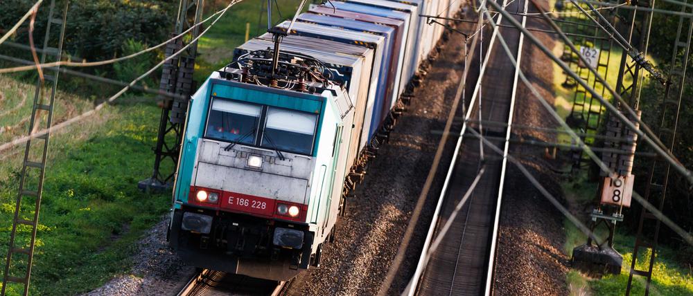 Ein Güterzug auf der Rheintalbahn.