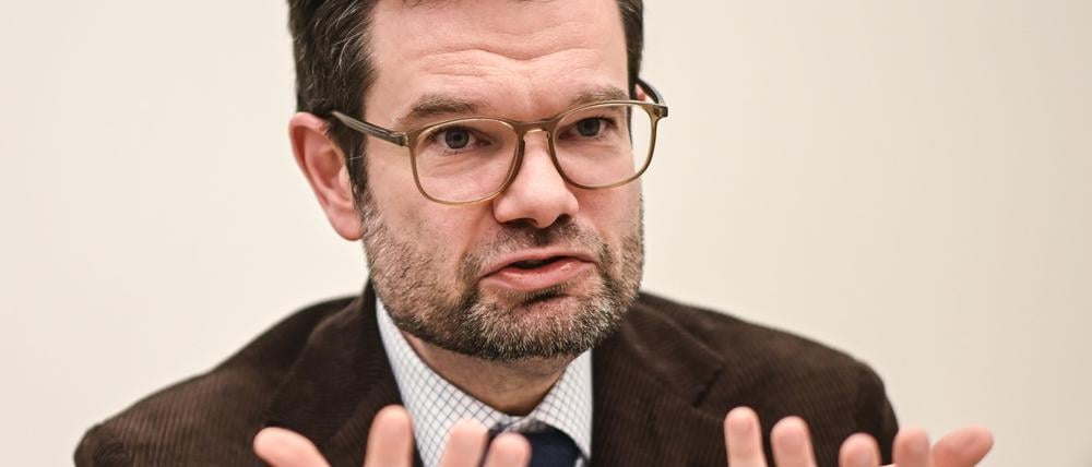 Marco Buschmann (FDP), Bundesminister der Justiz, redet bei einem dpa-Interview.