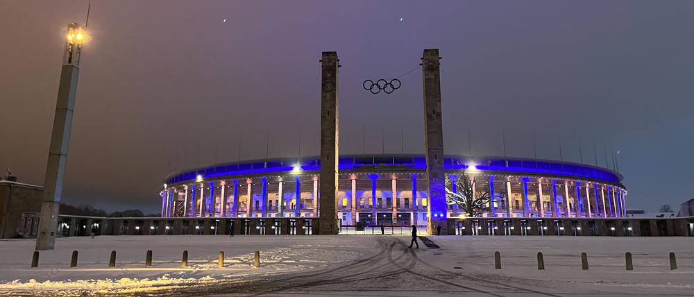 Zu Ehren von Bernstein leuchtet das Olympiastadion blau und weiß.