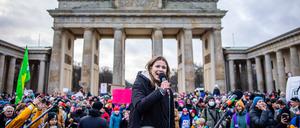 Luisa Neubauer vor dem Brandenburger Tor.