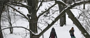 16.01.2024, Berlin: Spaziergänger gehen durch den verschneiten  Österreichpark an der Spree in Charlottenburg.Der Deutsche Wetterdienst (DWD) erwartete in Berlin und Brandenburg am Nachmittag und in der Nacht zu Mittwoch erneute Schneeschauer und warnte vor Glätte. Foto: Jens Kalaene/dpa +++ dpa-Bildfunk +++