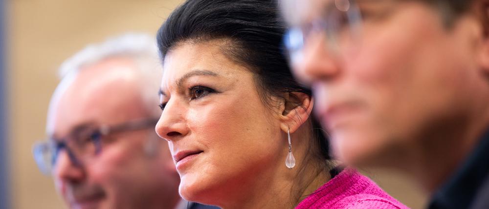 Sahra Wagenknecht, Parteivorsitzende, im Vordergrund Andreas Hartenfels und im Hintergrund Alexander Ulrich.