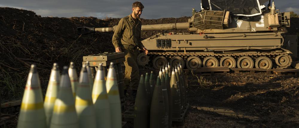 Ein israelischer Soldat geht an einer mobilen Haubitze vorbei.