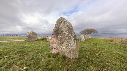 Die Dichte an Großsteingräbern ist nirgends in Norddeutschland so hoch wie auf Rügen. Sie stammen aus der Jungsteinzeit.