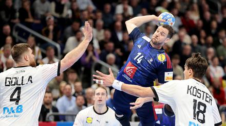 Frankreichs Kentin Mahe (2.v.r.) kommt gegen Deutschlands Julian Köster (r) und Deutschlands Johannes Golla zum Wurf. 