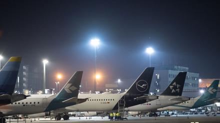 Am Frankfurter Flughafen ist der Luftverkehr am Dienstag wegen Glätte eingeschränkt. Mehr als die Hälfte der geplanten Flüge wurden gestrichen.