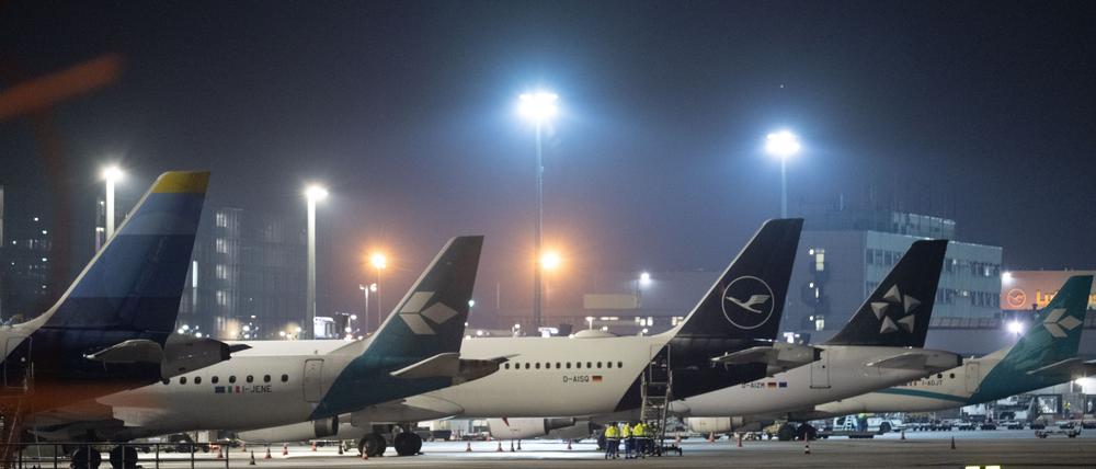 Am Frankfurter Flughafen ist der Luftverkehr am Dienstag wegen Glätte eingeschränkt. Mehr als die Hälfte der geplanten Flüge wurden gestrichen.