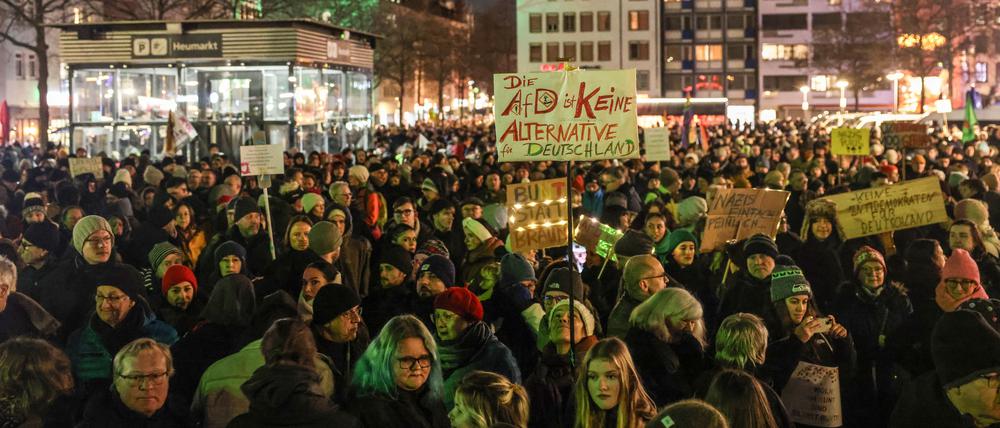Zehntausende Demonstranten gegen Rechts kamen am Dienstagabend auf den Heumarkt in Köln. 