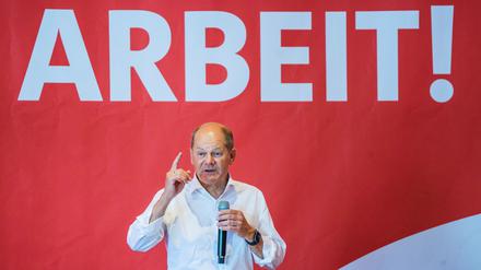 Das Archivbild zeigt Bundeskanzler Scholz beim Besuch des DGB-Hauses in Frankfurt am Main. 