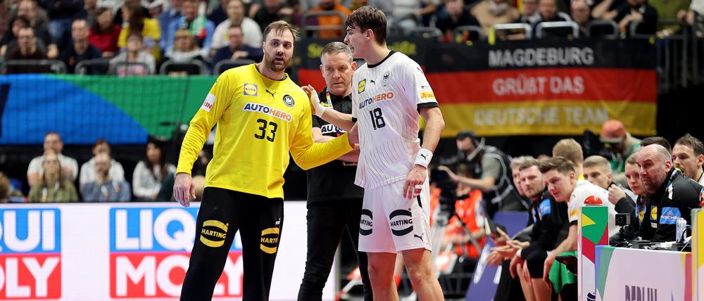 Vor den Spielen der Hauptrunde gibt es für den Bundestrainer und seine Spieler noch einiges zu besprechen.