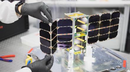 NanoFF-Satellit, der an der TU Berlin gebaut wurde und sich seit Dezember 2023 in doppelter Ausführung im niedrigen Erdorbit befindet.