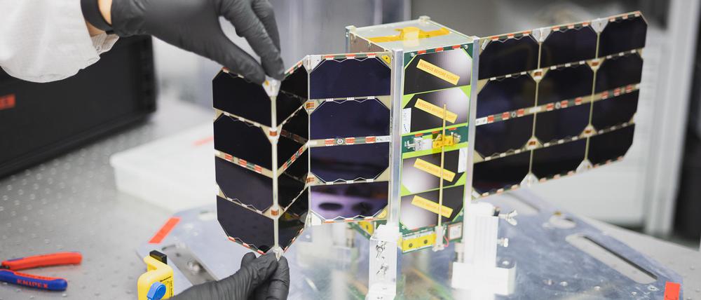NanoFF-Satellit, der an der TU Berlin gebaut wurde und sich seit Dezember 2023 in doppelter Ausführung im niedrigen Erdorbit befindet.
