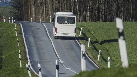 Ein Linienbus fährt in der Region Pfaffendorf.