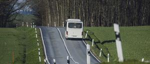 Ein Linienbus fährt in der Region Pfaffendorf.