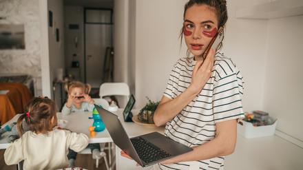 Multitasking? Oder einfach zu viel? Wer ADHS hat, ist oft mit dem Spagat zwischen Familie und Beruf vollkommen überfordert.