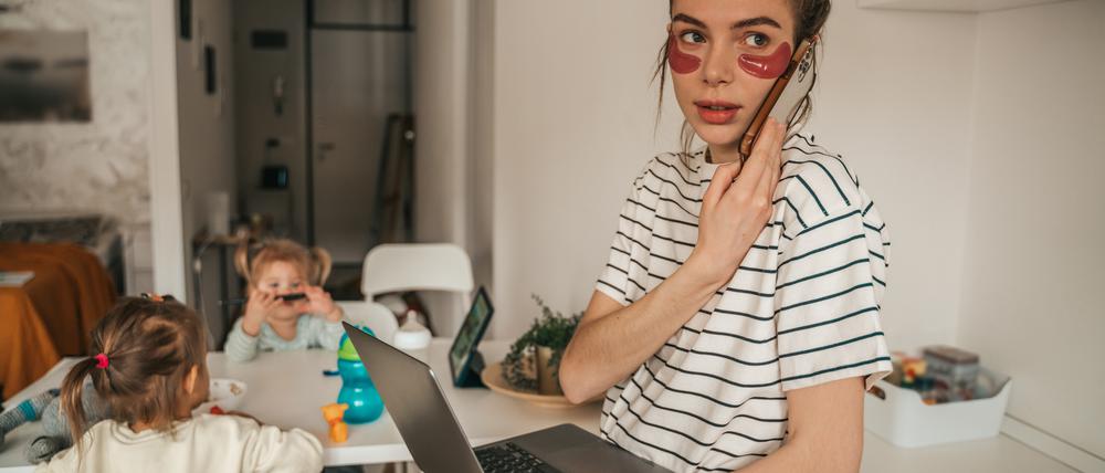 Multitasking? Oder einfach zu viel? Wer ADHS hat, ist oft mit dem Spagat zwischen Familie und Beruf vollkommen überfordert.