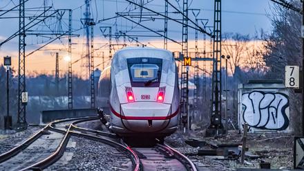 In Berlin fehlen Abstellgleise für ICE-Züge. Die Bahn muss deshalb in den Nachtstunden etliche leere Züge im Außenring kreisen lassen.
