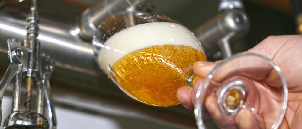  In einer Kneipe wird ein Pils gezapft.