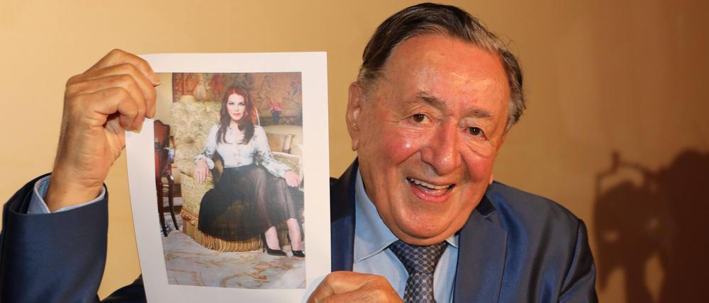 Richard Lugner präsentiert seinen Gast auf dem Wiener Opernball 2024, Priscilla Presley.