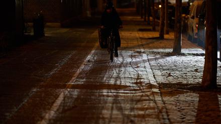 In Berlin ist die BSR für den Winterdienst auf Straßen, Radwegen und Fußgängerüberwegen zuständig, auf Gehwegen müssen Anlieger räumen.