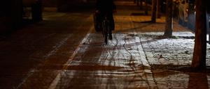 In Berlin ist die BSR für den Winterdienst auf Straßen, Radwegen und Fußgängerüberwegen zuständig, auf Gehwegen müssen Anlieger räumen.
