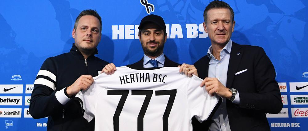 Es war einmal. Herthas Präsident Kay Bernstein (l.) und Geschäftsführer Tom Herrich (r.) besiegeln die Zusammenarbeit mit Joshua Wander von 777 Partners.
