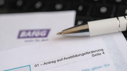 Wer den Bafög-Höchstsatz und Kindergeld erhält, lebt von 1184 Euro im Monat.