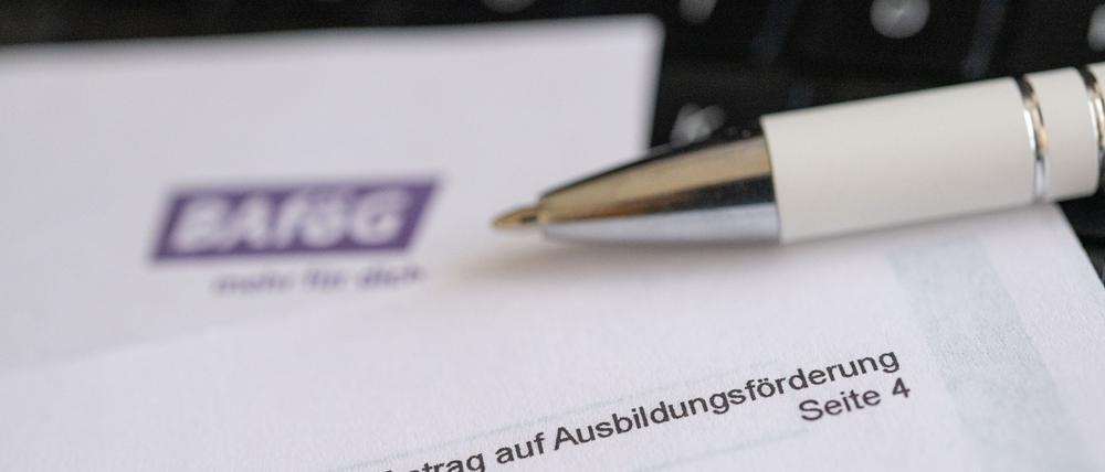 Wer den Bafög-Höchstsatz und Kindergeld erhält, lebt von 1184 Euro im Monat.