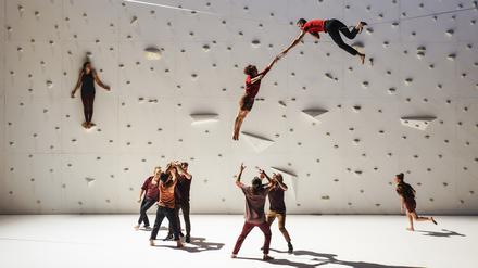Rachid Ouramdane zeigt „Corps extrêmes“ im Haus der Berliner Festspiele.