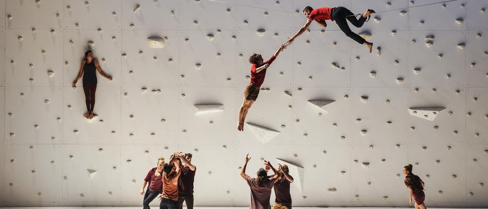 Rachid Ouramdane zeigt „Corps extrêmes“ im Haus der Berliner Festspiele.