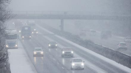 Im dichten Schneetreiben fahren Autos und Lkw über die A4 bei Köln in Richtung Aachen.