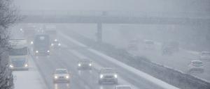 Im dichten Schneetreiben fahren Autos und Lkw über die A4 bei Köln in Richtung Aachen.