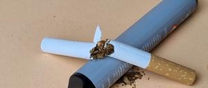 Mit der E-Zigarette zum Rauchstopp? / Weiterer Text über ots und www.presseportal.de/nr/150683 / Die Verwendung dieses Bildes für redaktionelle Zwecke ist unter Beachtung aller mitgeteilten Nutzungsbedingungen zulässig und dann auch honorarfrei. Veröffentlichung ausschließlich mit Bildrechte-Hinweis. Foto: Jan Hinnerk Timm/Thrombose Initiative e.V./obs