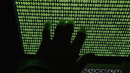 Ein Binär-Code auf Bildschirm eines Laptops. 