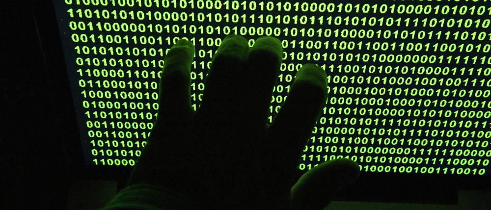 Ein Binär-Code auf Bildschirm eines Laptops.