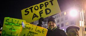 Auslöser der Proteste sind Berichte über ein Treffen in Potsdam, bei dem es mutmaßlich um Massendeportationen von Migranten gegangen sein soll. Daran sollen auch AfD-Funktionäre teilgenommen haben.