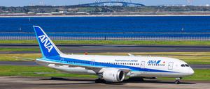 Ein Boeing 787-8 Dreamliner Flugzeug der ANA All Nippon Airways mit dem Kennzeichen JA832A auf dem Flughafen Tokyo Haneda HND in Japan. (Symbolbild)